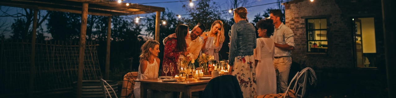 Een gelukkige familie geniet samen van een diner buiten.