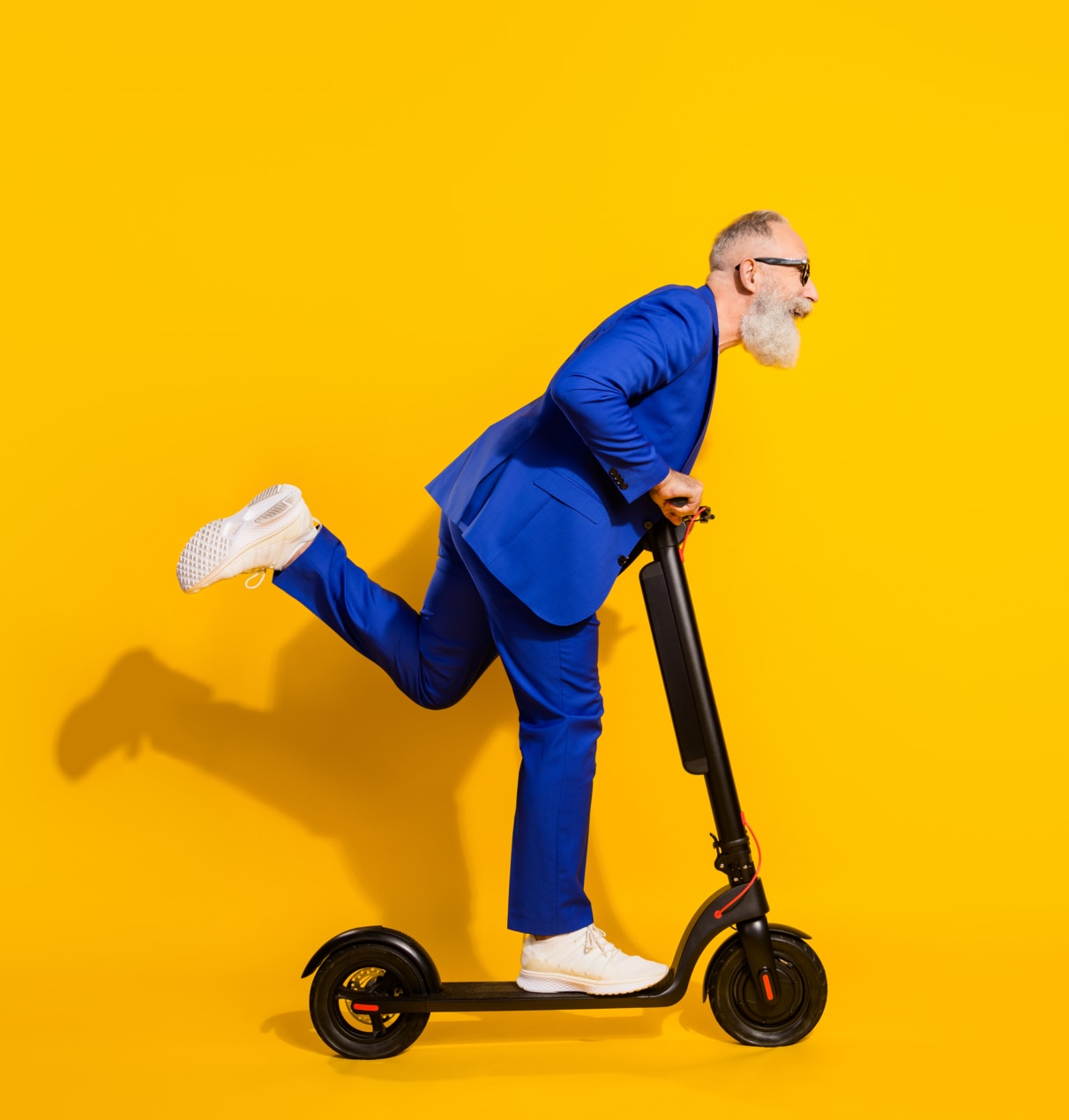 Casal latino feliz de idosos tendo um momento romântico abraçados no telhado durante o pôr do sol - Conceito de amor entre idosos