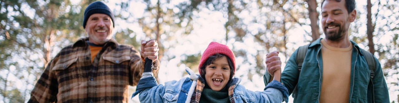 Uma família alegre desfrutando de uma caminhada na floresta