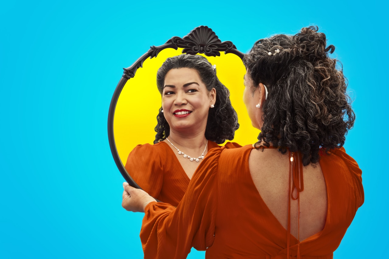  Femmes souriantes devant un miroir