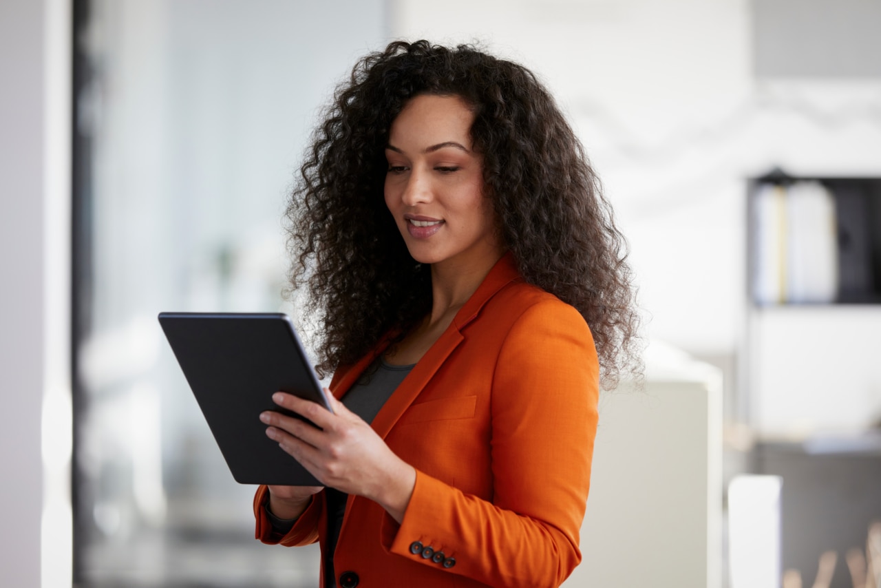 Eine Frau, die ein Tablet in der Hand hält